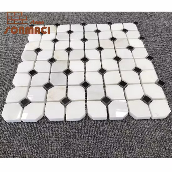 Mosaico in marmo bianco lucido di forma irregolare