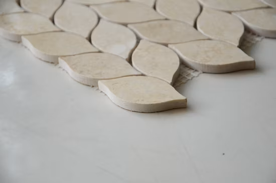 Mosaico di marmo beige di pietra delle mattonelle del backsplash all'ingrosso a forma di foglia